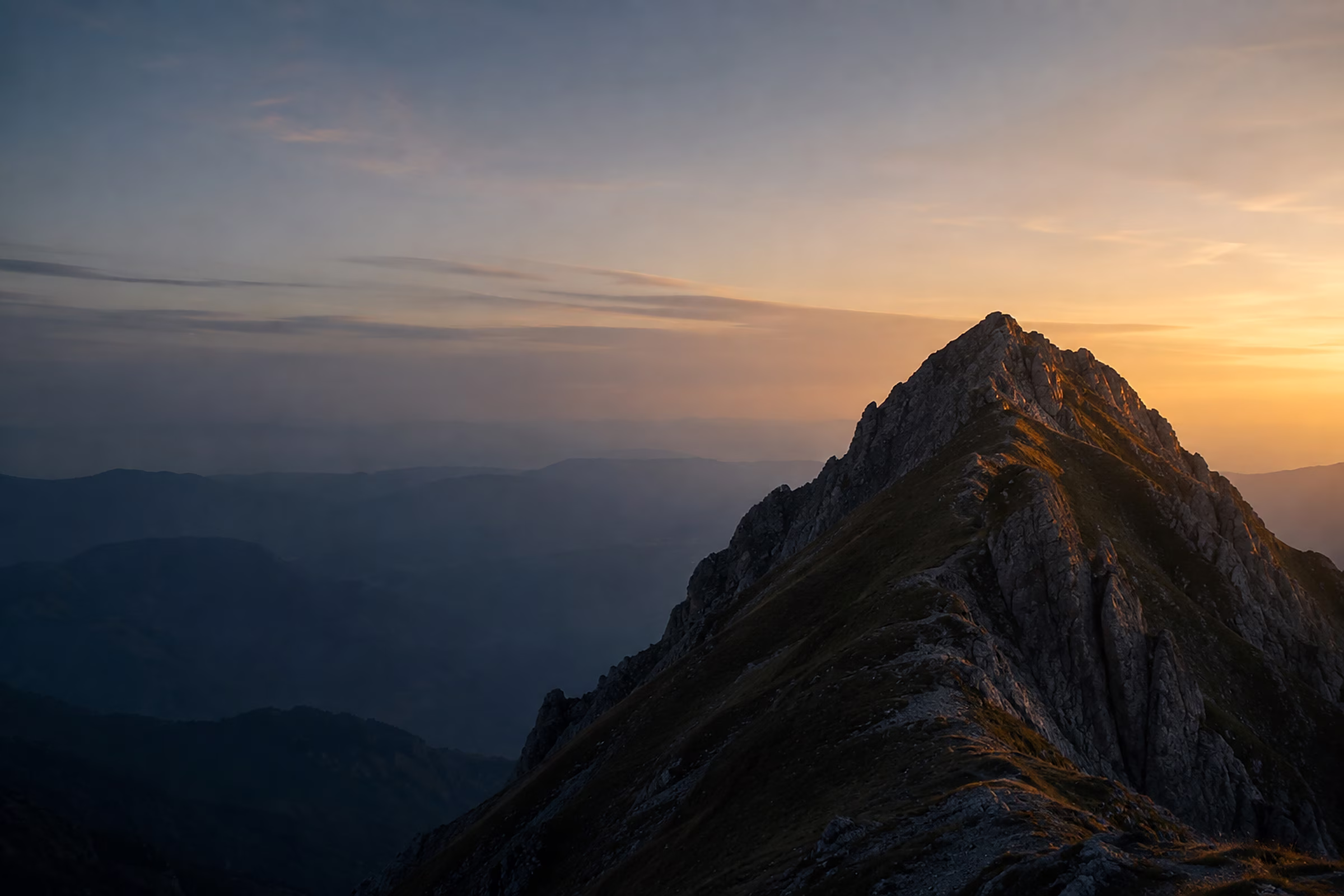Alpines Massiv im Morgengrauen, ein leuchtender Pfad führt zum Gipfel